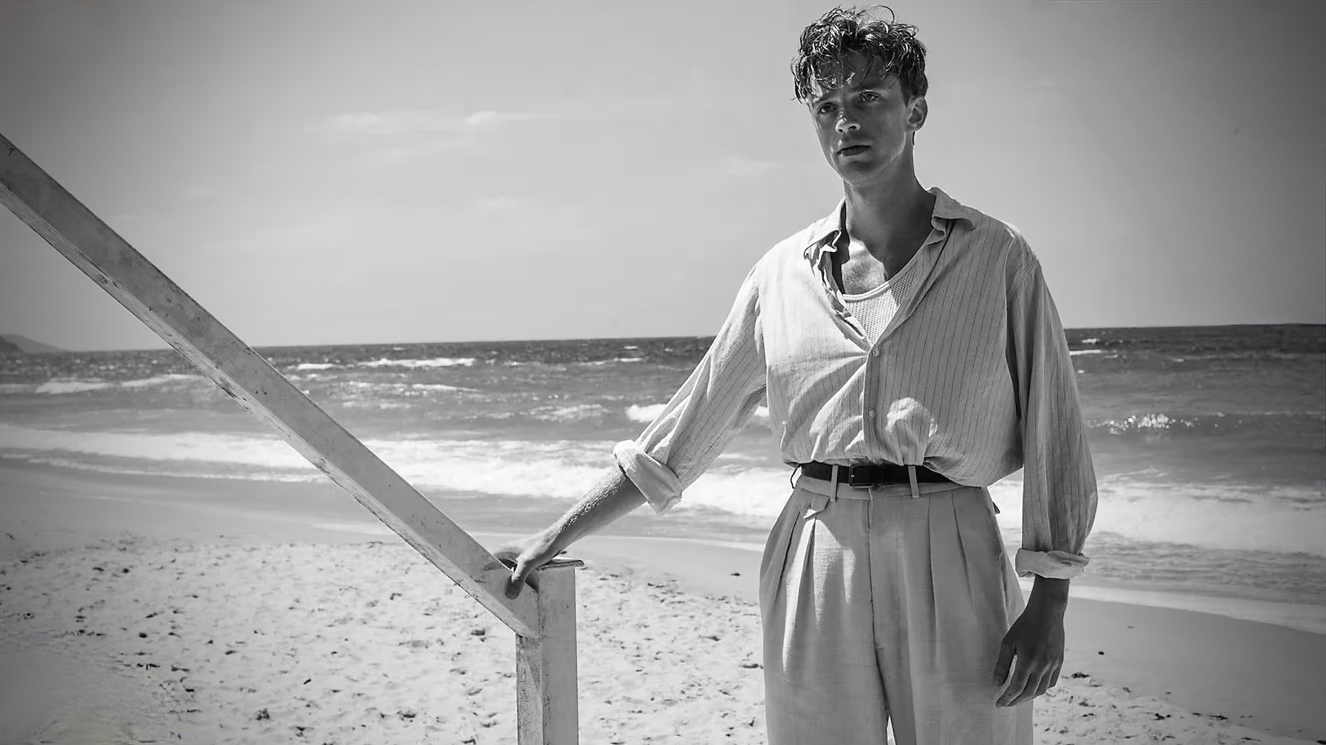 Benjamin Voisin est Albert Camus dans l etranger de francois Ozon - film 2025